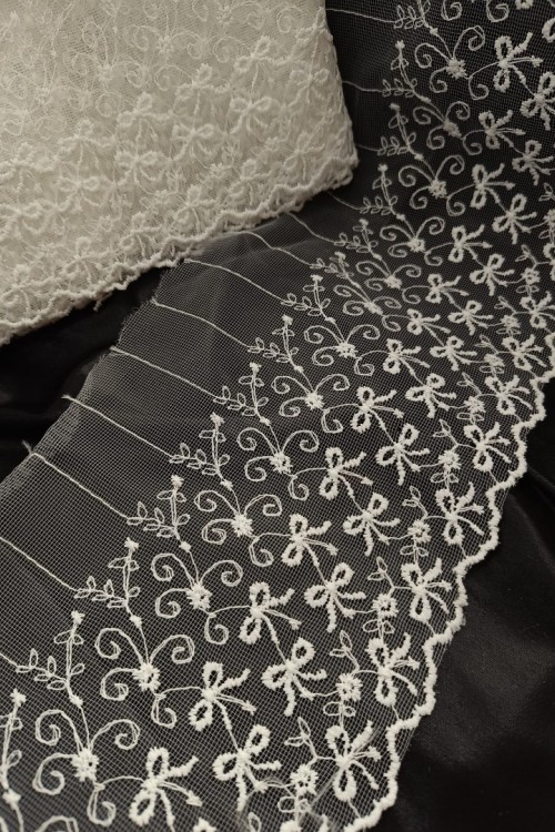 Fiyonk Desenli Tüllü Uç Güpür Dantel 9m